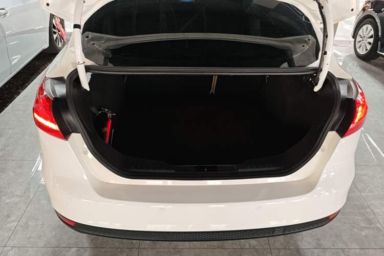 Used Ford Focus 2015 Sedan 1.6L Automatic Comfort Model Trunk