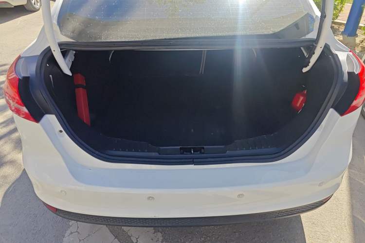 Used Ford Focus 2015 Sedan 1.6L Manual Comfort Model Trunk
