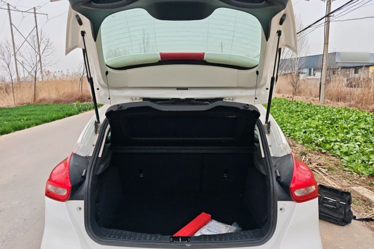 Used Ford Focus 2015 Hatchback 1.6L Automatic Fashion Edition Trunk