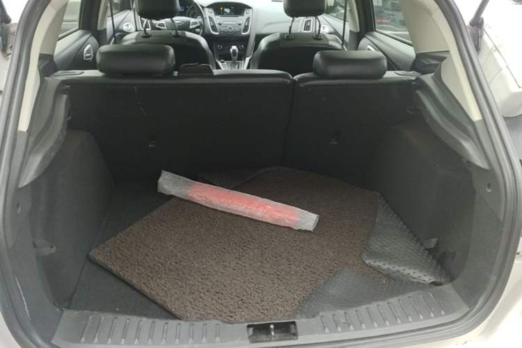 Used Ford Focus 2015 Hatchback EcoBoost 125 Automatic Supreme Style Edition Trunk