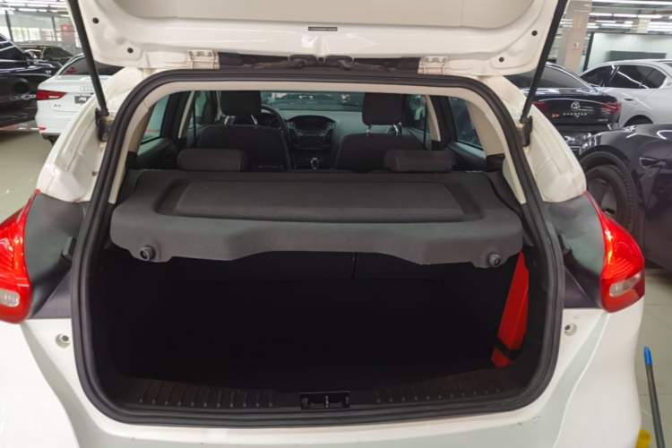 Used Ford Focus 2015 Hatchback 1.6L Automatic Comfort Model Trunk