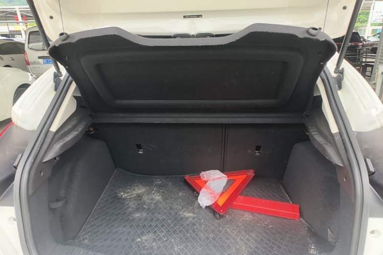 Used Ford Focus 2015 Hatchback EcoBoost 125 Automatic Supreme Style Edition Trunk