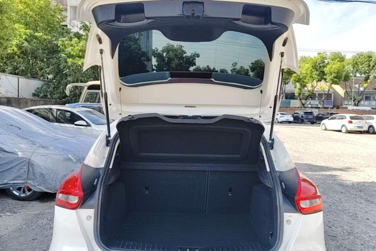 Used Ford Focus 2015 Hatchback EcoBoost 125 Automatic Supreme Style Edition Trunk