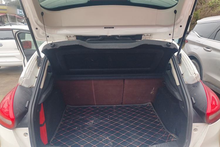 Used Ford Focus 2015 Hatchback 1.6L Automatic Fashion Edition Trunk