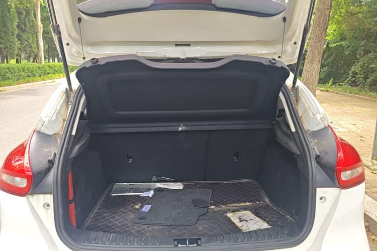 Used Ford Focus 2015 Hatchback 1.6L Automatic Fashion Edition Trunk