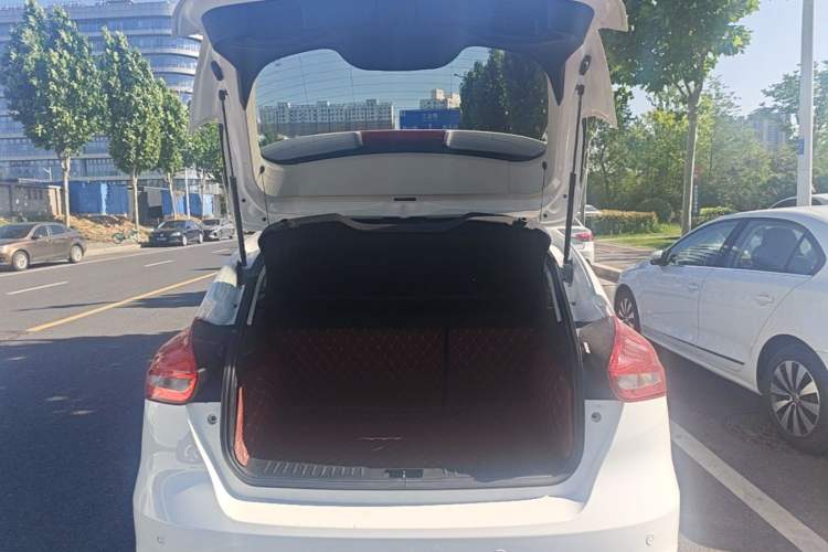Used Ford Focus 2015 Hatchback 1.6L Automatic Fashion Edition Trunk