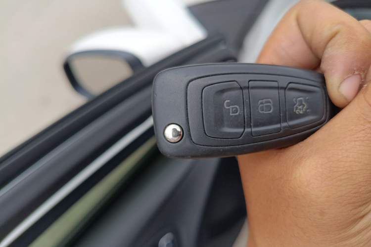 Used Ford Focus 2015 Hatchback 1.6L Automatic Fashion Edition Vehicle Key