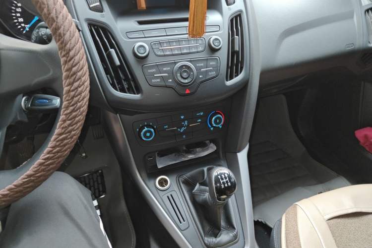 Used Ford Focus 2015 Hatchback 1.6L Manual Comfort Edition Audio And AC Panel