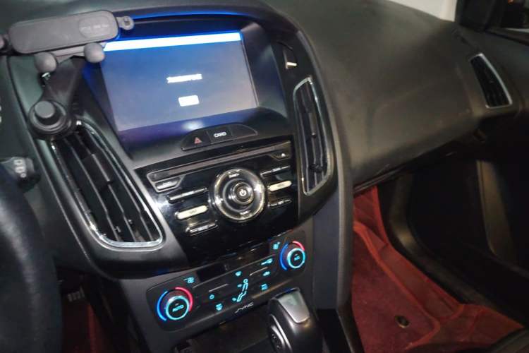 Used Ford Focus 2015 Hatchback 1.6L Automatic Fashion Edition Audio And AC Panel