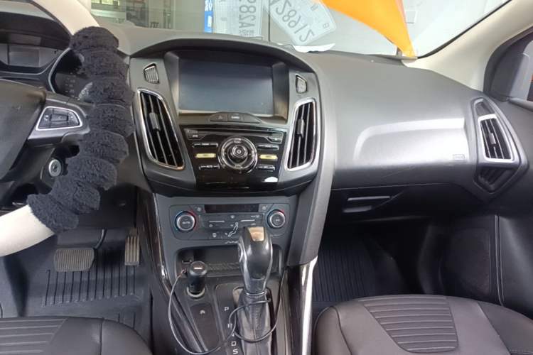 Used Ford Focus 2015 Hatchback EcoBoost 125 Automatic Supreme Style Edition Audio And AC Panel