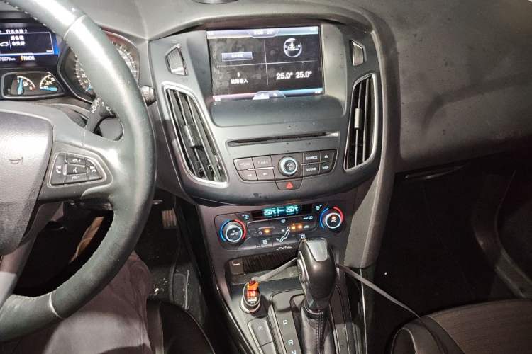 Used Ford Focus 2015 Hatchback EcoBoost 180 Automatic Elite Model Audio And AC Panel