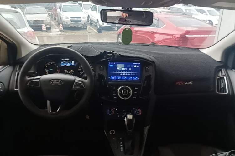 Used Ford Focus 2015 Hatchback EcoBoost 180 Automatic Elite Model Center Console