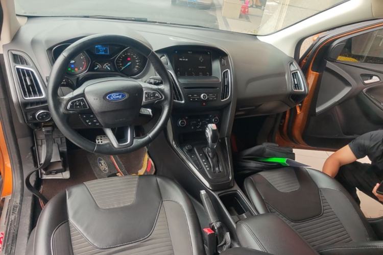 Used Ford Focus 2015 Hatchback EcoBoost 125 Automatic Supreme Style Edition Center Console