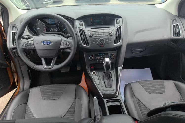 Used Ford Focus 2015 Hatchback EcoBoost 125 Automatic Supreme Style Edition Center Console