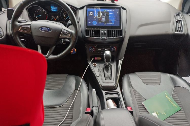 Used Ford Focus 2015 Hatchback EcoBoost 125 Automatic Supreme Style Edition Center Console