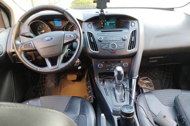Used Ford Focus 2015 Hatchback 1.6L Automatic Fashion Edition Center Console