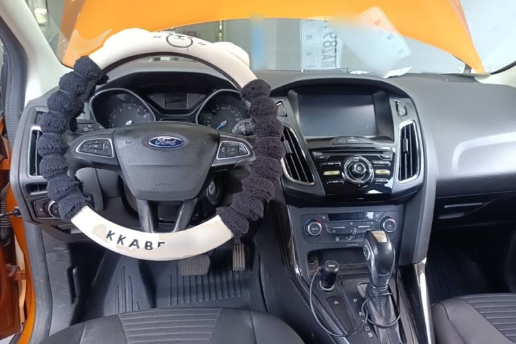 Used Ford Focus 2015 Hatchback EcoBoost 125 Automatic Supreme Style Edition Center Console