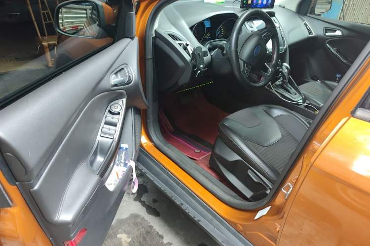 Used Ford Focus 2015 Hatchback 1.6L Automatic Fashion Edition Driver Seat