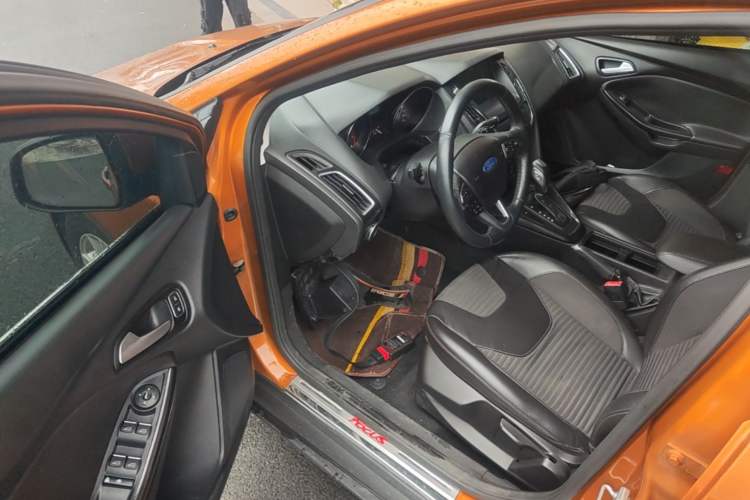 Used Ford Focus 2015 Hatchback EcoBoost 125 Automatic Supreme Style Edition Driver Seat