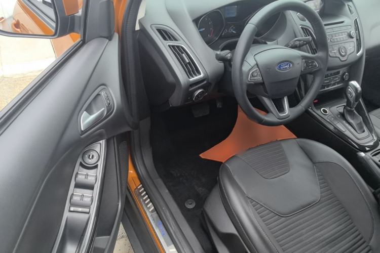 Used Ford Focus 2015 Hatchback EcoBoost 125 Automatic Supreme Style Edition Driver Seat