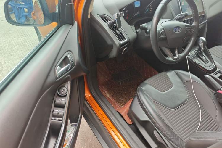 Used Ford Focus 2015 Hatchback EcoBoost 125 Automatic Supreme Style Edition Driver Seat