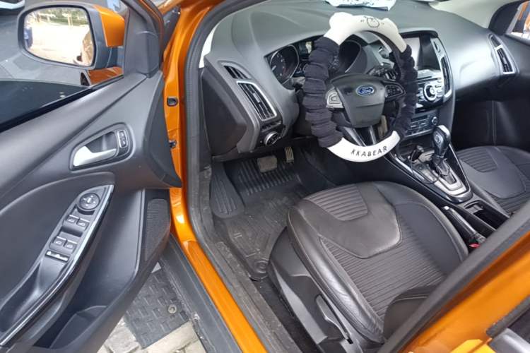 Used Ford Focus 2015 Hatchback EcoBoost 125 Automatic Supreme Style Edition Driver Seat