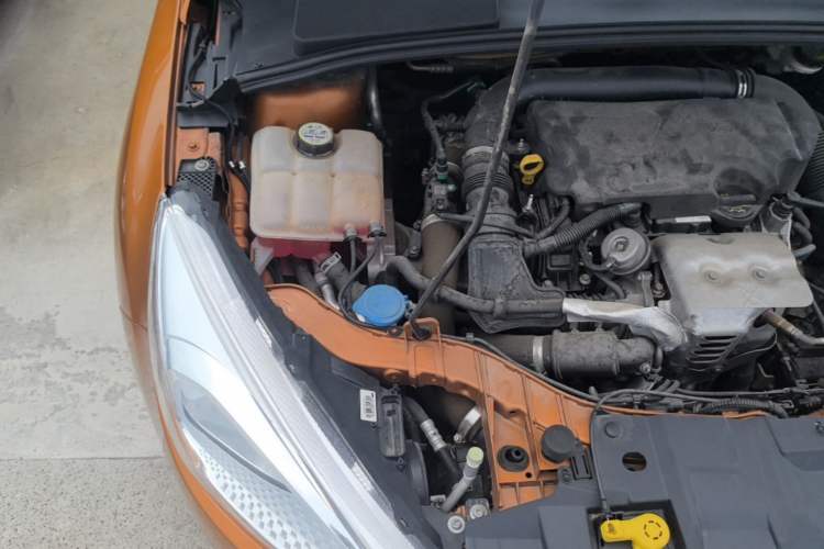 Used Ford Focus 2015 Hatchback EcoBoost 125 Automatic Supreme Style Edition Engine Bay Right