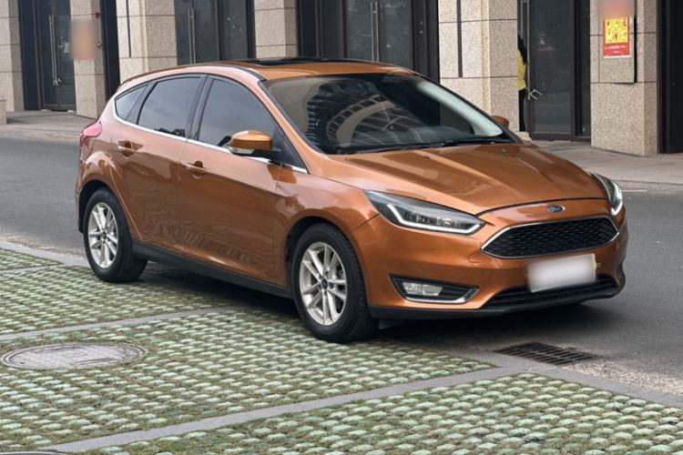 Used Ford Focus 2015 Hatchback EcoBoost 125 Automatic Supreme Style Edition Exterior 4