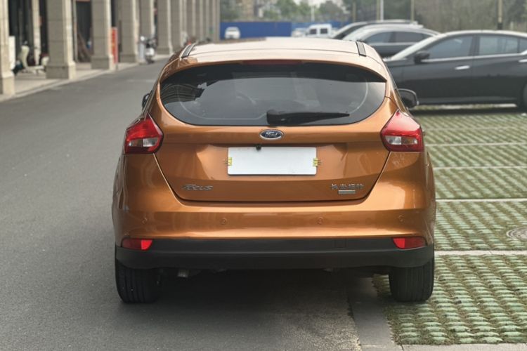 Used Ford Focus 2015 Hatchback EcoBoost 125 Automatic Supreme Style Edition Exterior 5