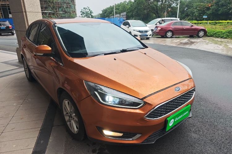Used Ford Focus 2015 Hatchback EcoBoost 125 Automatic Supreme Style Edition Front Right 45 Deg