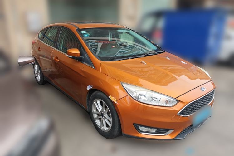Used Ford Focus 2015 Hatchback EcoBoost 125 Automatic Supreme Style Edition Front Right 45 Deg