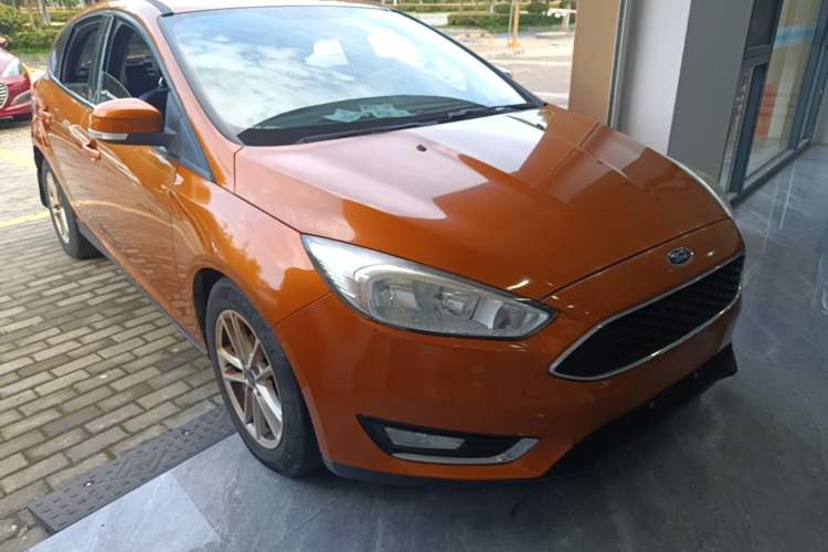 Used Ford Focus 2015 Hatchback EcoBoost 125 Automatic Supreme Style Edition Front Right 45 Deg
