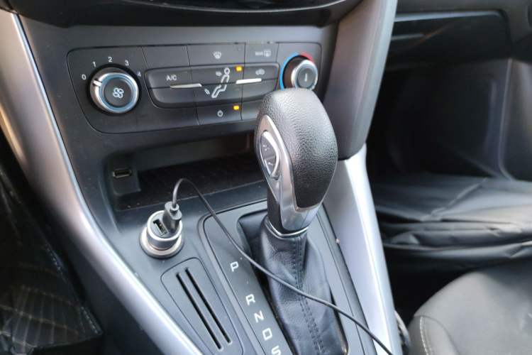 Used Ford Focus 2015 Hatchback 1.6L Automatic Comfort Model Gear Lever