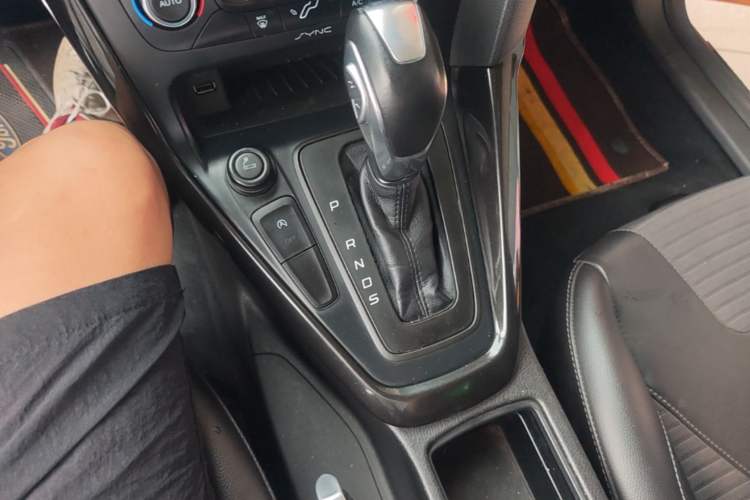 Used Ford Focus 2015 Hatchback EcoBoost 125 Automatic Supreme Style Edition Gear Lever