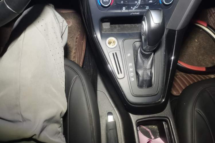Used Ford Focus 2015 Hatchback 1.6L Automatic Fashion Edition Gear Lever