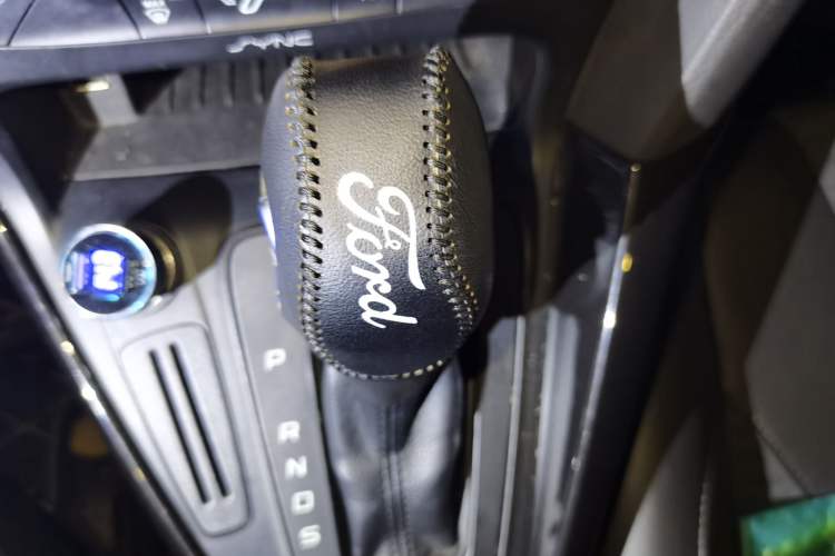 Used Ford Focus 2015 Hatchback 1.6L Automatic Fashion Edition Gear Lever