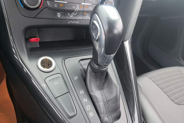 Used Ford Focus 2015 Hatchback EcoBoost 125 Automatic Supreme Style Edition Gear Lever