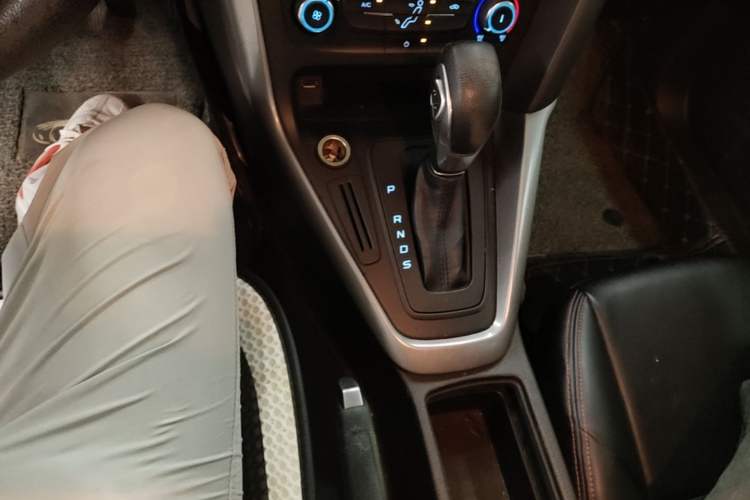 Used Ford Focus 2015 Hatchback 1.6L Automatic Comfort Model Gear Lever