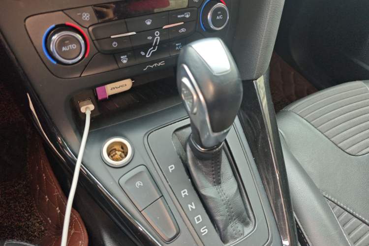 Used Ford Focus 2015 Hatchback EcoBoost 125 Automatic Supreme Style Edition Gear Lever