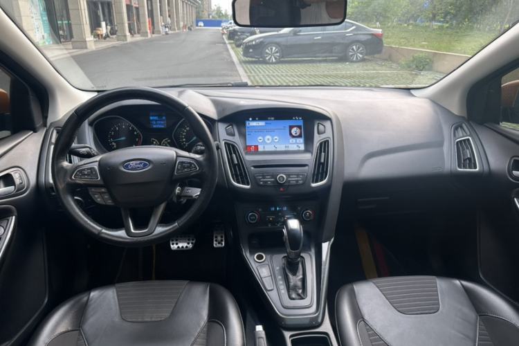 Used Ford Focus 2015 Hatchback EcoBoost 125 Automatic Supreme Style Edition Interior 2