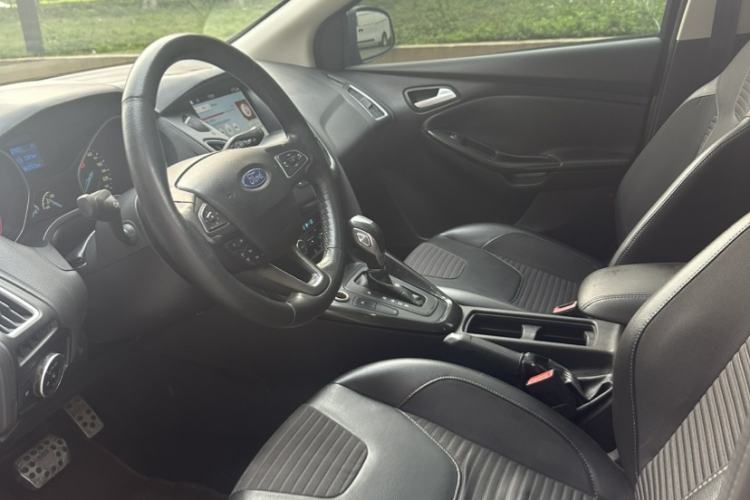 Used Ford Focus 2015 Hatchback EcoBoost 125 Automatic Supreme Style Edition Interior 4