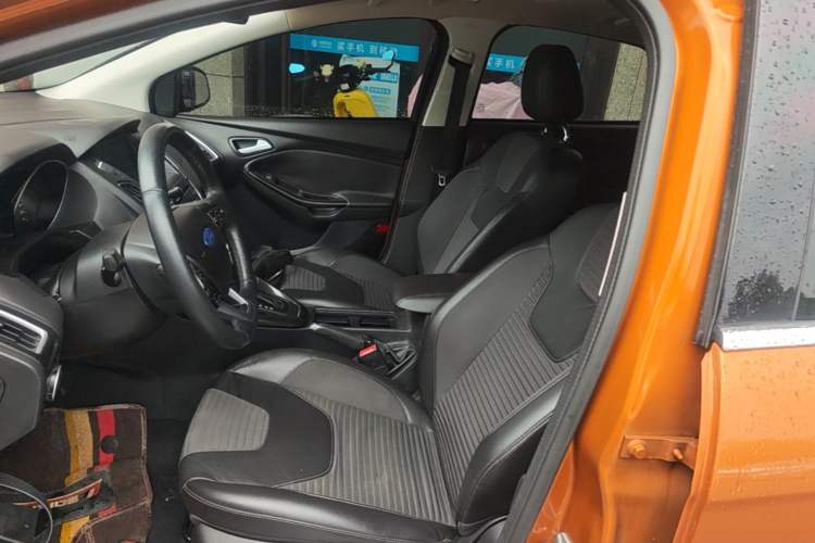 Used Ford Focus 2015 Hatchback EcoBoost 125 Automatic Supreme Style Edition Left Front Seat