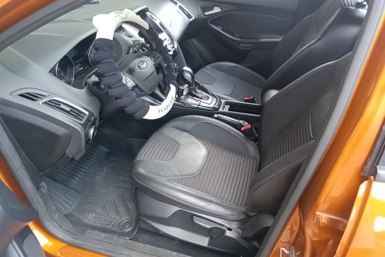 Used Ford Focus 2015 Hatchback EcoBoost 125 Automatic Supreme Style Edition Left Front Seat
