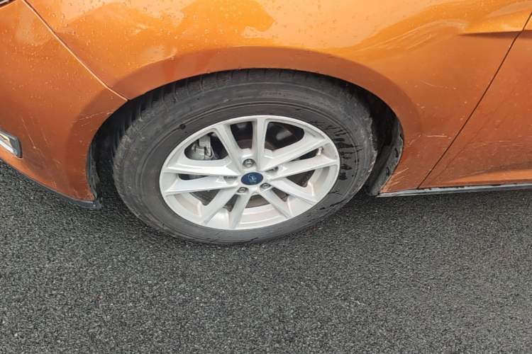 Used Ford Focus 2015 Hatchback EcoBoost 125 Automatic Supreme Style Edition Left Front Wheel Hub