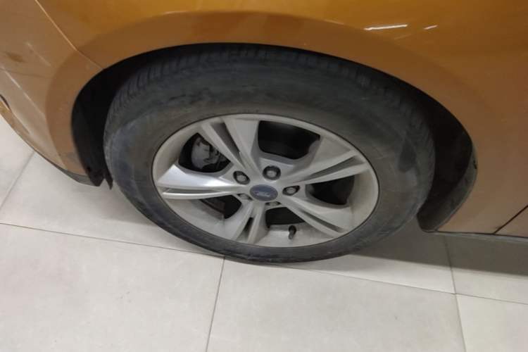Used Ford Focus 2015 Hatchback 1.6L Automatic Comfort Model Left Front Wheel Hub