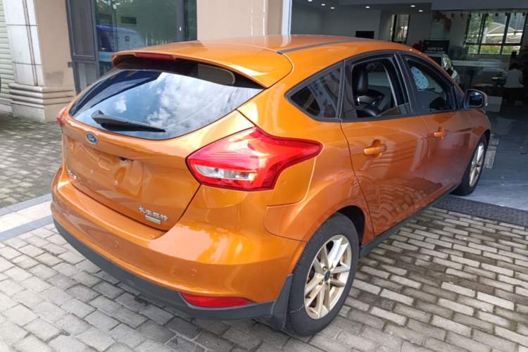 Used Ford Focus 2015 Hatchback EcoBoost 125 Automatic Supreme Style Edition Rear Right 45 Deg