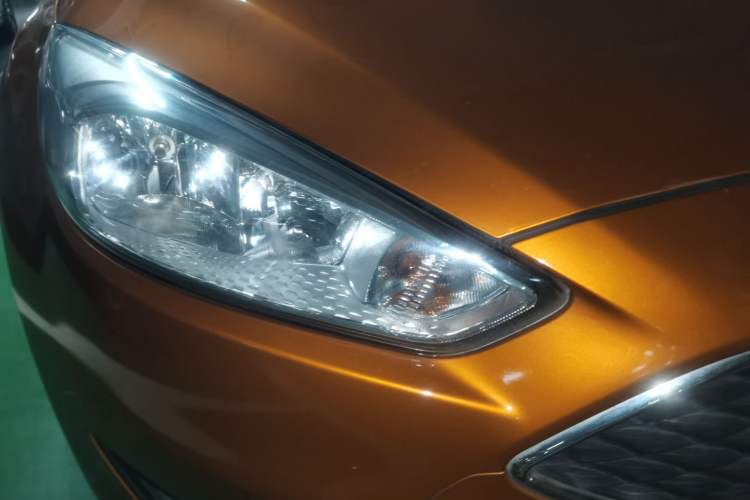 Used Ford Focus 2015 Hatchback 1.6L Automatic Fashion Edition Right Front Headlight