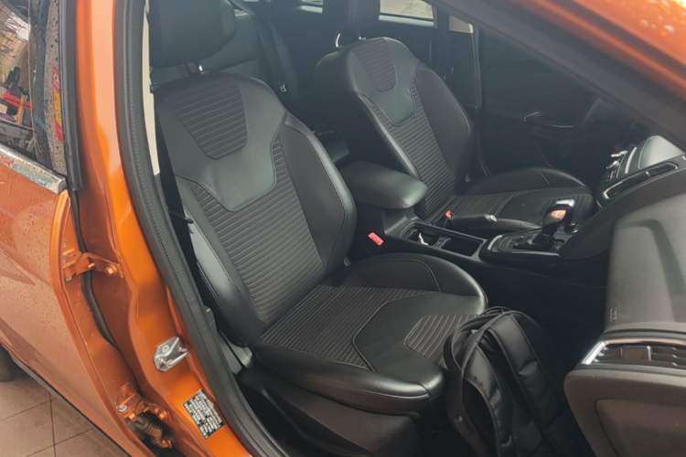 Used Ford Focus 2015 Hatchback EcoBoost 125 Automatic Supreme Style Edition Right Front Seat