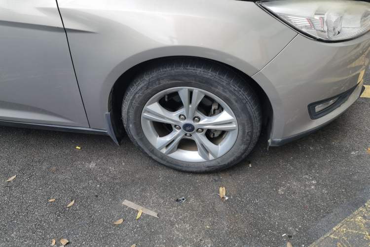Used Ford Focus 2015 Sedan 1.6L Automatic Comfort Model Right Front Wheel Hub