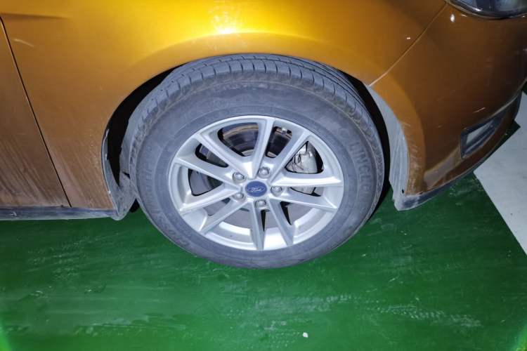 Used Ford Focus 2015 Hatchback 1.6L Automatic Fashion Edition Right Front Wheel Hub